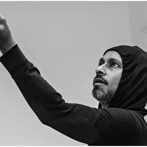 Ο οραματιστής Άκραμ Καν έρχεται στο Ηρώδειο